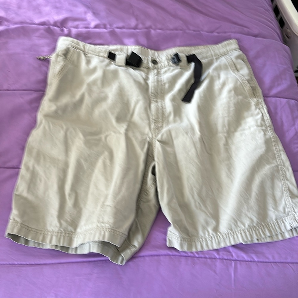 4 pairs of men’s shorts 2 pair @ 40W and 2 pair @ 42W